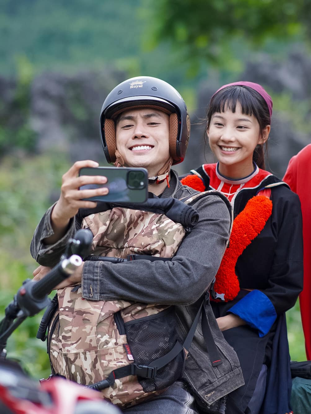 Vương Anh Ole và Thu Hà Ceri trong phim Đi giữa trời rực rỡ. Vương Anh Ole và Thu Hà Ceri trong phim Đi giữa trời rực rỡ.