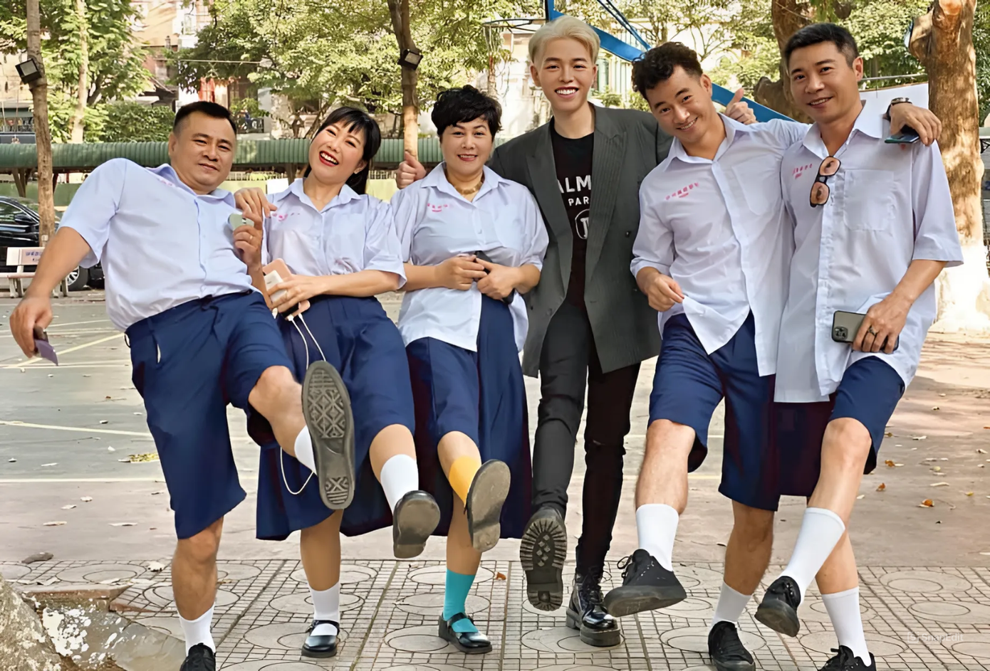 Hòa chung không khí ngày khai trường (5/9) của học sinh cả nước, NSND Tự Long chia sẻ khoảnh khắc anh cùng NSND Xuân Bắc, NSND Công Lý, NSND Minh Hằng và nghệ sĩ Hương Tươi diện đồng phục học sinh. &quot;Hôm nay đi khai giảng năm học mới về có gì hay không các bạn ơi&quot;, NSND Tự Long hài hước viết.