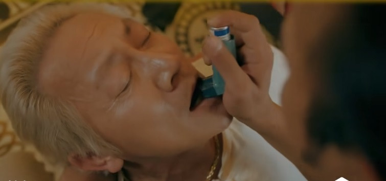 Lọ thuốc trên tay Doãn Quốc Đam chưa được mở nắp.