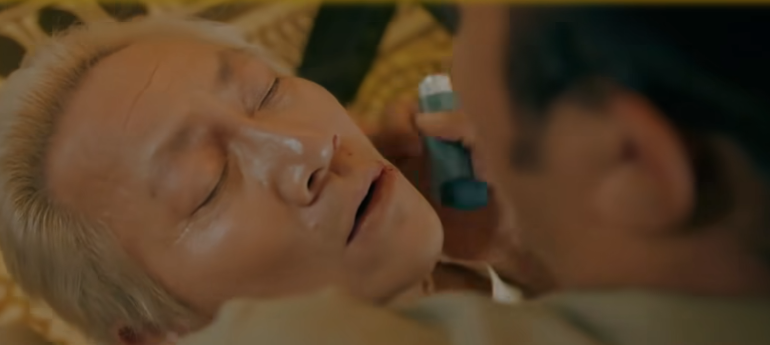 Lọ thuốc trên tay Doãn Quốc Đam chưa được mở nắp.