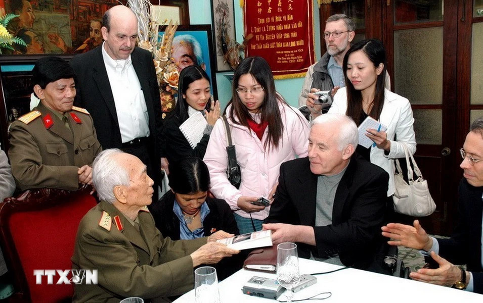 Đại tướng Võ Nguyên Giáp tặng sách cho ông Robert Muller, Chủ tịch Quỹ Cựu chiến binh Mỹ tại Việt Nam (VVAF), 17/12/2006. (Ảnh: Tùng Lâm/TTXVN)