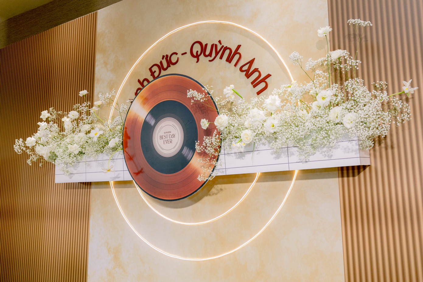 Cặp đôi muốn tái hiện câu chuyện tình yêu của mình thông qua hình ảnh đĩa than, thể hiện sự hòa quyện, gắn kết.