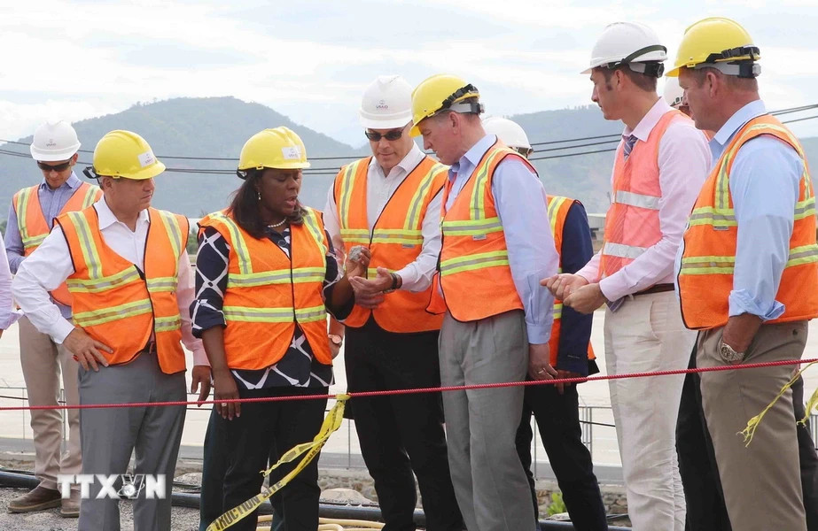 Đoàn Nghị sỹ Quốc hội Hoa Kỳ do Hạ nghị sỹ Ted Yoho, Chủ tịch Tiểu ban châu Á và Thái Bình Dương thuộc Ủy ban Đối ngoại Hạ viện Hoa Kỳ làm Trưởng đoàn về công tác khắc phục hậu quả chiến tranh thăm công trường Dự án xử lý môi trường ô nhiễm dioxin khu vực sân bay Đà Nẵng (17/10/2017). (Ảnh: Trần Lê Lâm/TTXVN)