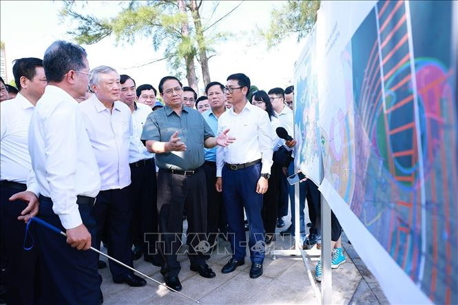 Thủ tướng Phạm Minh Chính khảo sát Dự án nghiên cứu lấn biển phục vụ khu dịch vụ thương mại tự do.