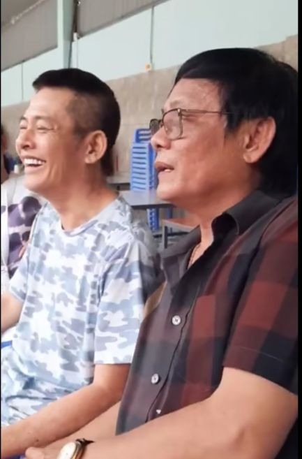 Nghệ sĩ Tấn Hoàng tới thăm Tấn Beo. Anh vui khi Tấn Beo hồi phục nhanh, có thể đi lại, vận động nhẹ nhàng. Ảnh: Chụp màn hình.