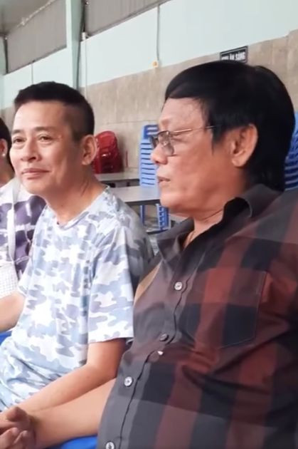 Nghệ sĩ Tấn Hoàng tới thăm Tấn Beo. Anh vui khi Tấn Beo hồi phục nhanh, có thể đi lại, vận động nhẹ nhàng. Ảnh: Chụp màn hình.