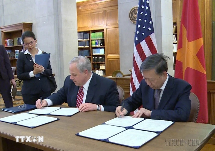 Bộ trưởng Công an Tô Lâm và Bộ trưởng Nội vụ Davis Bernhardt ký Bản ghi nhớ về chống mua bán trái phép động, thực vật hoang dã giữa Bộ Công an Việt Nam và Bộ Nội vụ Hoa Kỳ (Washington D.C, 24/4/2019). (Ảnh: TTXVN)