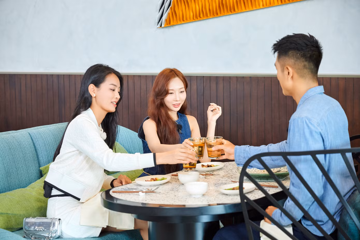 Yuna Vũ dùng bữa cùng Khánh Linh và Michael Trương.