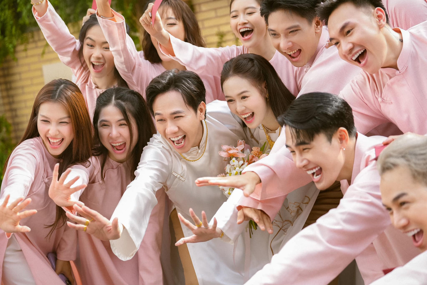 Anh Đức cầu hôn bạn gái kém 12 tuổi vào cuối năm 2023. Cặp đôi dự định tổ chức đám cưới vào 26/7. Dù đã gửi thiệp mời và chuẩn bị hoàn tất cho ngày trọng đại, cả hai phải trì hoãn vì lý do đặc biệt.