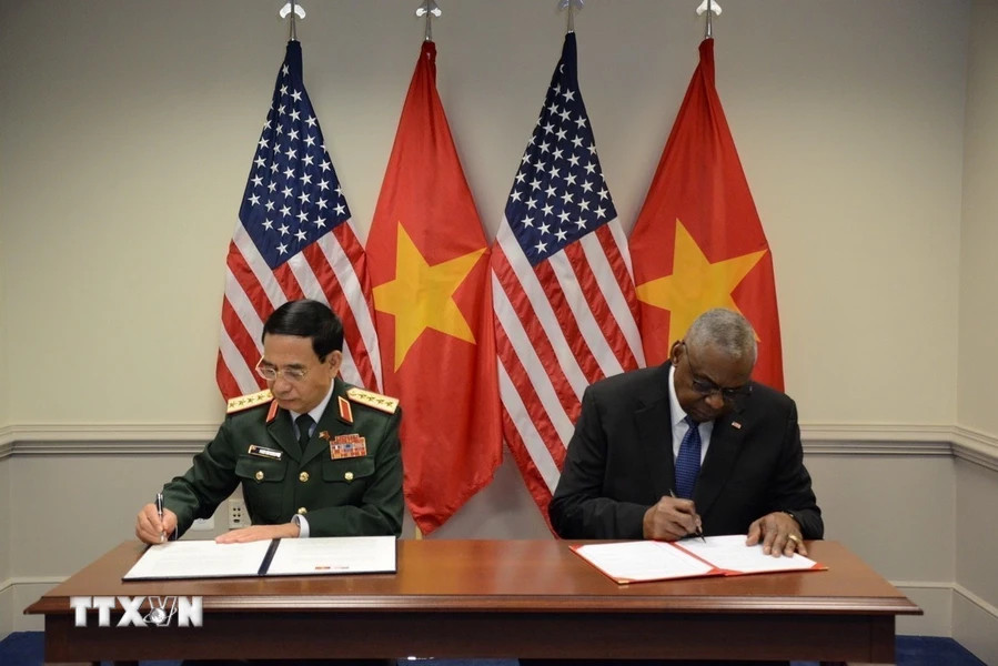 Bộ trưởng Bộ Quốc phòng Phan Văn Giang và Bộ trưởng Quốc phòng Hoa Kỳ Lloyd Austin ký bản Cập nhật Tuyên bố Tầm nhìn chung Việt Nam-Hoa Kỳ về hợp tác quốc phòng (Washington D.C, 9/9/2024). (Ảnh: Kiều Trang/TTXVN)