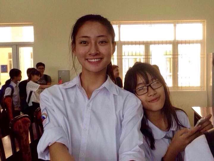 Hoa hậu Lương Thùy Linh đăng ảnh mặt mộc thời THPT. &quot;Theo dòng sự kiện, hôm nay Linh tựu trường&quot;, cô viết.