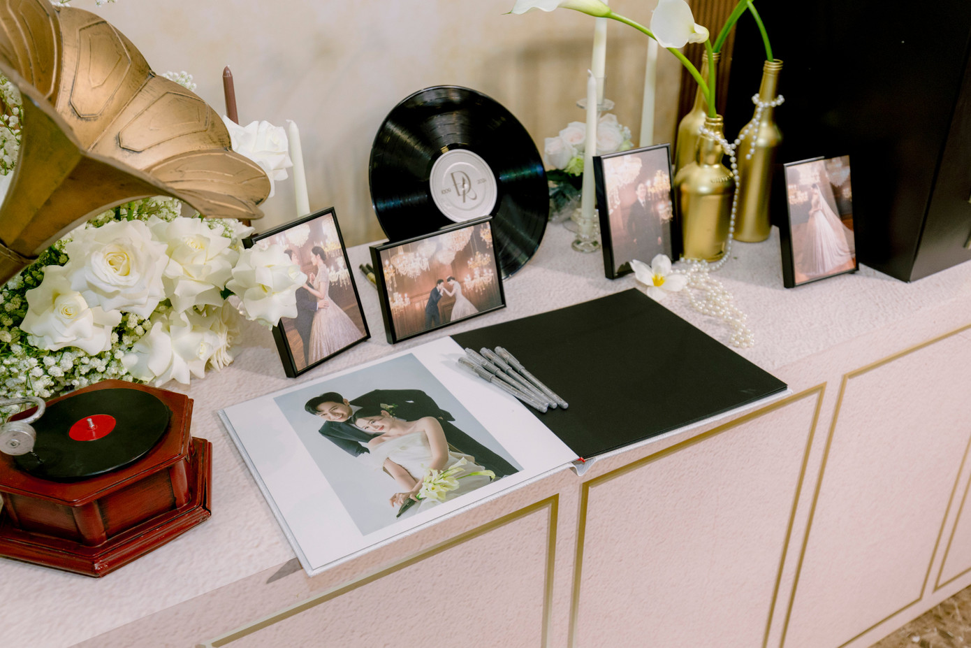 Đám cưới Anh Đức không khuyến khích trẻ em. Nam diễn viên yêu cầu khách mời không livestream trong suốt thời gian diễn ra buổi tiệc.