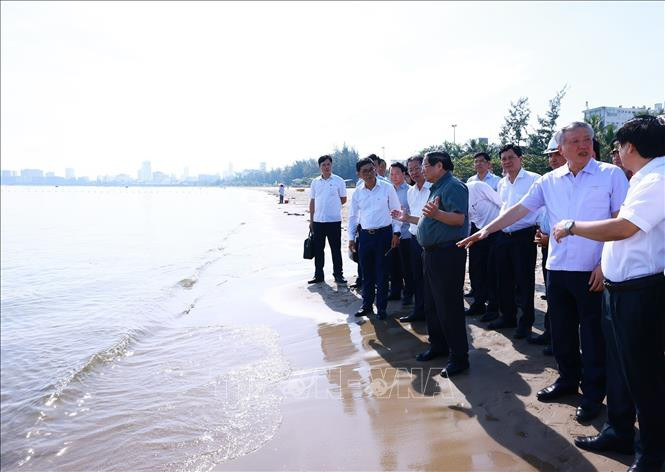 Thủ tướng Phạm Minh Chính khảo sát Dự án nghiên cứu lấn biển phục vụ khu dịch vụ thương mại tự do.
