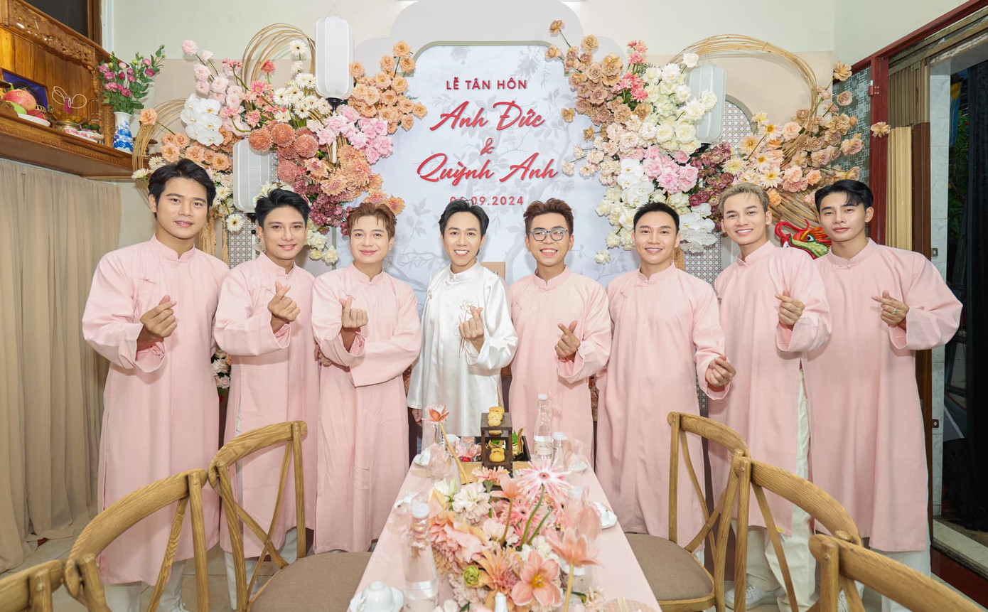 Dàn phù rể là đồng nghiệp thân thiết với Anh Đức như Ali Hoàng Dương, Minh Dự, Trịnh Đình Quang, Hữu Đằng, Trần Phong, Nhâm Phương Nam... Dàn bê tráp nhà gái ngoại trừ Liz Nguỵ Thùy Linh, còn lại đều là bạn thân thiết của diễn viên Quỳnh Anh, không hoạt động showbiz.