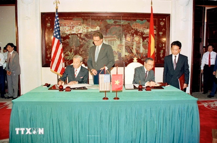 Ngày 5/8/1995, tại Hà Nội, Bộ trưởng Ngoại giao Hoa Kỳ Warren Christopher và Bộ trưởng Ngoại giao Nguyễn Mạnh Cầm ký Nghị định thư, chính thức thiết lập quan hệ ngoại giao Việt Nam-Hoa Kỳ. (Ảnh: Xuân Tuân/TTXVN)