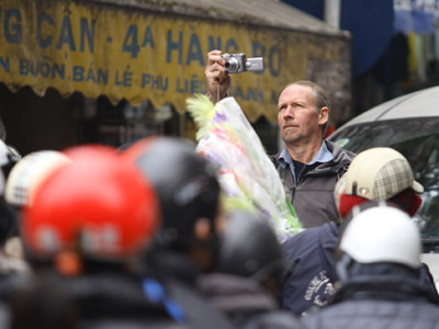 Du khách này bị kẹt cứng giữa đường đành lấy máy ảnh ra chụp lại cảnh giao thông Hà Nội