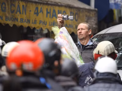 Du khách này bị kẹt cứng giữa đường đành lấy máy ảnh ra chụp lại cảnh giao thông Hà Nội