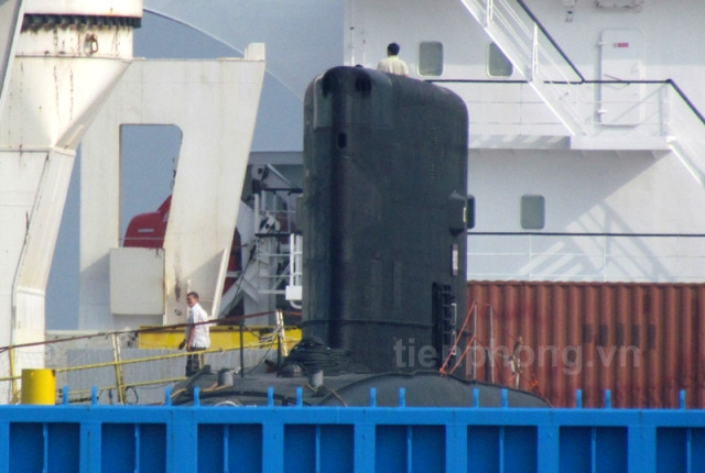 Một phần tàu ngầm Hà Nội trên tàu Rolldock