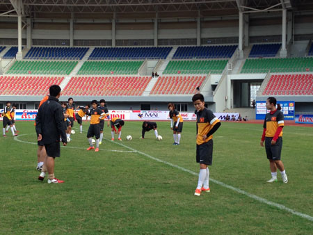 Tuyển nữ trong buổi tập ở sân thi đấu chính