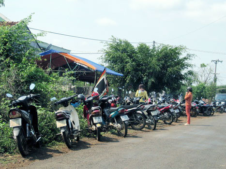 Gia đình làm lễ tang cho cậu bé. Ảnh: Tùy Phong.