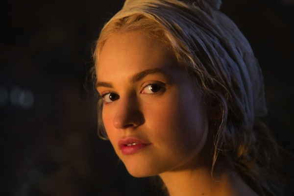 Vẻ đẹp trong veo của nàng 'Lọ Lem' Lily James ảnh 5
