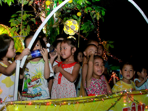 Trên xe là các em nhỏ