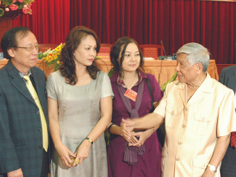 Nguyên Tổng bí thư Lê Khả Phiêu dự hội thảo và trò chuyện thân mật với các nhà khoa học, nhà quản lý văn hóa Ảnh: T.N.A. Nguyên Tổng bí thư Lê Khả Phiêu dự hội thảo và trò chuyện thân mật với các nhà khoa học, nhà quản lý văn hóa Ảnh: T.N.A