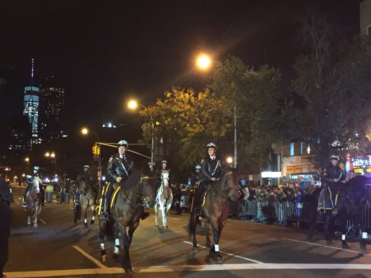 New York vẫn tổ chức diễu hành Halloween sau vụ khủng bố đẫm máu ảnh 1