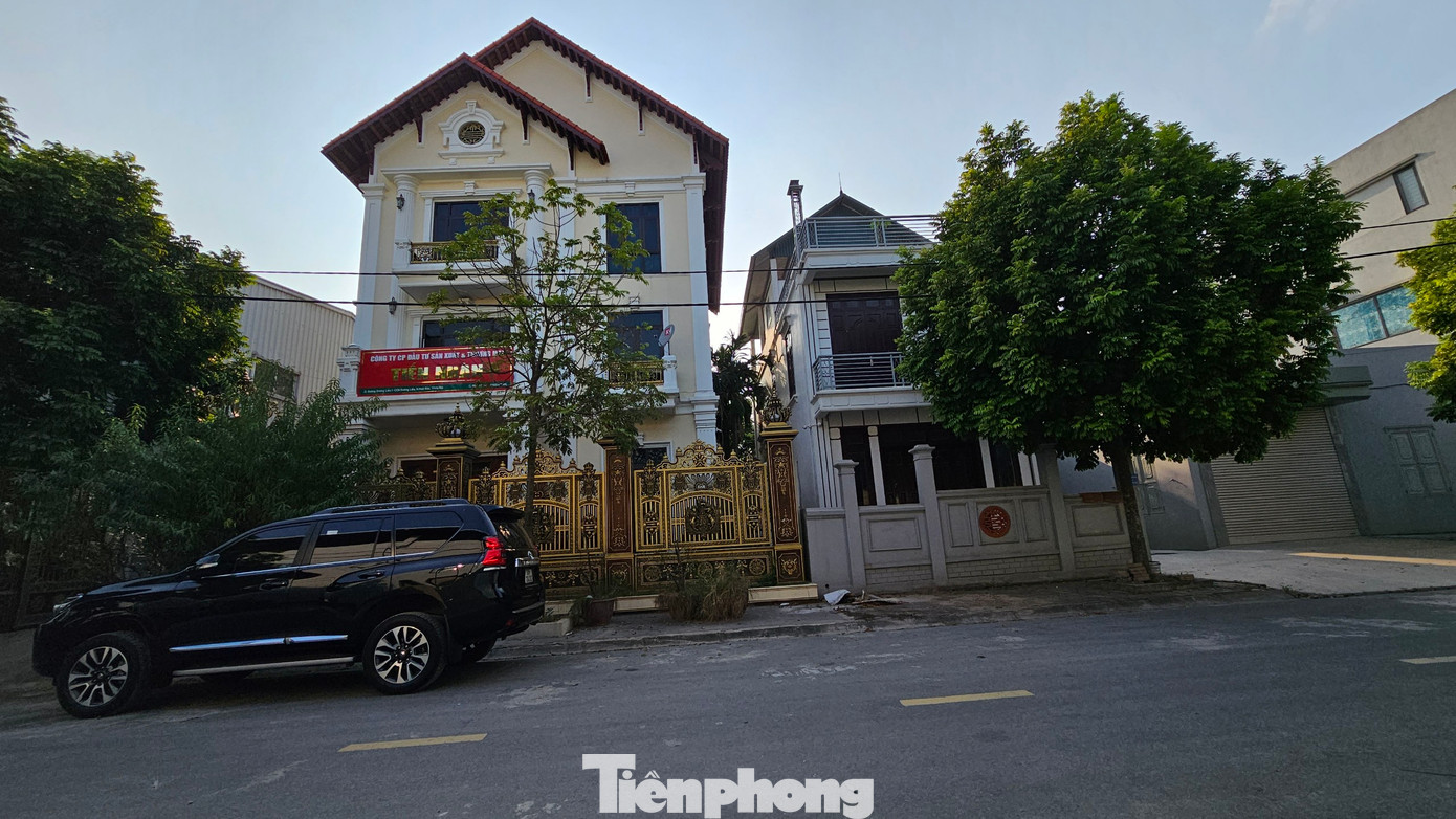 Về công tác quản lý hoạt động xây dựng, UBND huyện Hoài Đức cấp giấy phép xây dựng các dự án sản xuất trong cụm công nghiệp đối với các ô đất C4-4, C4-5; C3-3; C3-1; A3-1, A3-2, A3-3, chủ sử dụng có hồ sơ xin cấp phép xây dựng (nhà xưởng kết hợp văn phòng) và được Phòng quản lý đô thị huyện Hoài Đức phê duyệt có kiến trúc giống biệt thự.