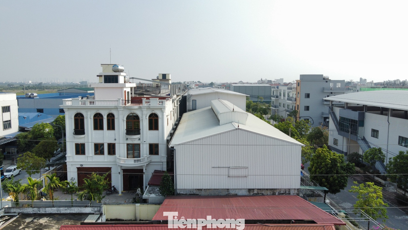 Nhiều công trình có kiến trúc giống biệt thự tại cụm công nghiệp làng nghề Dương Liễu.