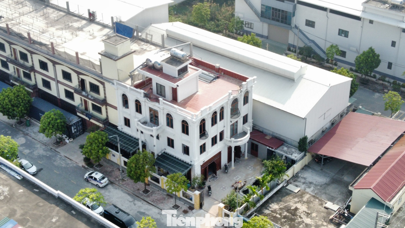 Tại các công trình này, phía bên ngoài được ghi trên tấm bảng đề tên hộ kinh doanh, tên Cty, doanh nghiệp, địa chỉ và số điện thoại giao dịch. Tuy nhiên, những công trình trên được xây dựng với kiến trúc như các căn biệt thự sang trọng. Trong đó có giường ngủ, bàn ăn, quần áo… và có người già, trẻ nhỏ ở lại sinh hoạt cả ngày lẫn đêm.