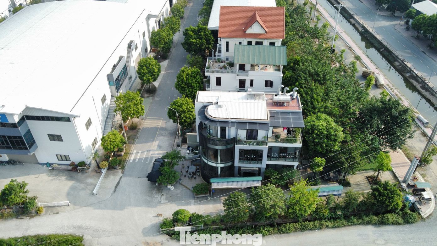 Tuy nhiên, theo Thanh tra TP Hà Nội, hiện nay chưa có quy định pháp luật cụ thể về quy chuẩn, thiết kế kiến trúc mẫu điển hình đối với các công trình nhà xưởng, văn phòng trong cụm công nghiệp, dẫn đến việc các tổ chức, cá nhân thuê đất trong cụm công nghiệp xây dựng các công trình văn phòng giống biệt thự (5 công trình), gây khó khăn cho các cơ quan Nhà nước trong công tác cấp phép, quản lý việc chấp hành pháp luật về đất đai, xây dựng tại cụm công nghiệp.