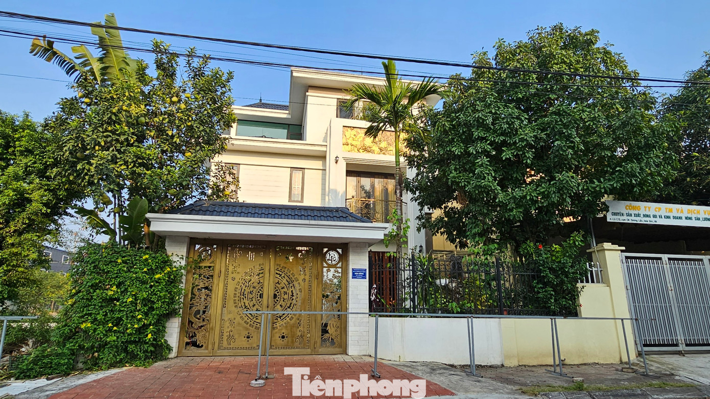 Theo ghi nhận, tại cụm công nghiệp làng nghề xã Dương Liễu nhiều căn biệt thự không có hoạt động sản xuất mà được sử dụng với mục đích để ở.