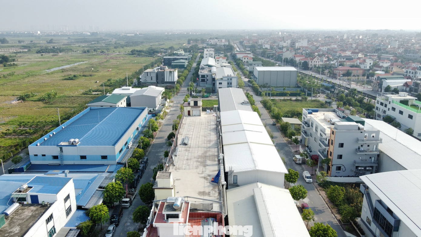 Thanh tra TP Hà Nội cũng chỉ ra việc xây dựng sai phép, vượt tầng diễn ra tràn lan tại cụm công nghiệp làng nghề xã Dương Liễu. Cụ thể, về việc chấp hành giấy phép xây dựng của các doanh nghiệp, hộ sản xuất kinh doanh, qua thanh tra phát hiện có 4 trường hợp sử dụng đất không phù hợp với giấy phép xây dựng, 45/tổng số 52 trường hợp đã xây dựng công trình sai giấy phép.