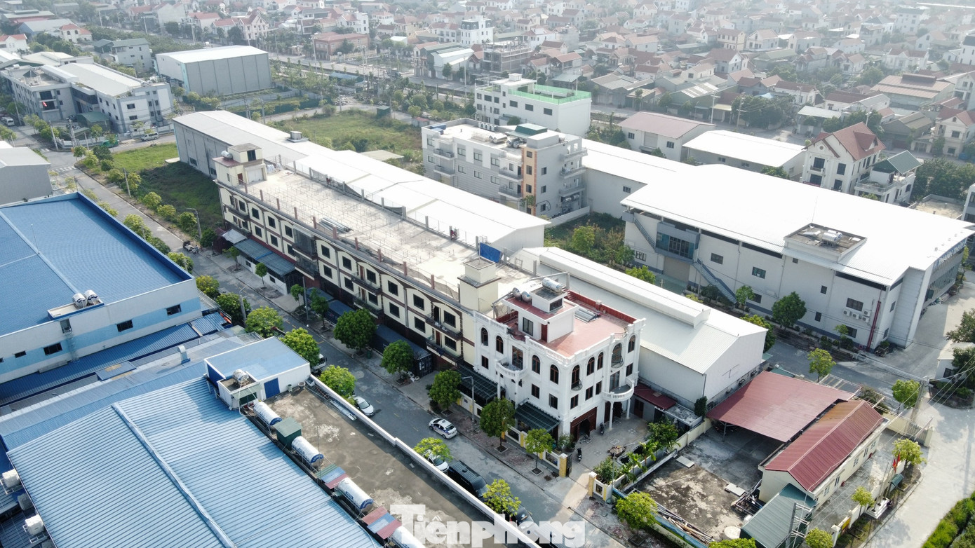 Cũng qua kiểm tra hiện trạng, một số doanh nghiệp, hộ sản xuất kinh doanh sử dụng đất không đúng mục đích. Trong đó, 5 trường hợp sử dụng đất không đúng mục đích sản xuất công nghiệp (chuyển đất sản xuất kinh doanh phi nông nghiệp không phải là đất thương mại, dịch vụ sang đất thương mại, dịch vụ); 8 trường hợp cho thuê lại nhà xưởng sản xuất không thông báo với chủ đầu tư; 12 trường hợp kiểm tra hiện trạng thấy công trình văn phòng, nhà điều hành có một số phòng có giường ngủ, phòng khách, phòng bếp…