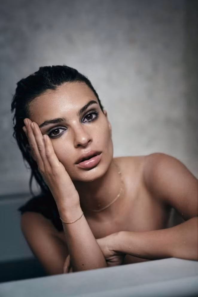 Khoảnh khắc táo bạo của ‘chân dài’ Emily Ratajkowski ảnh 4