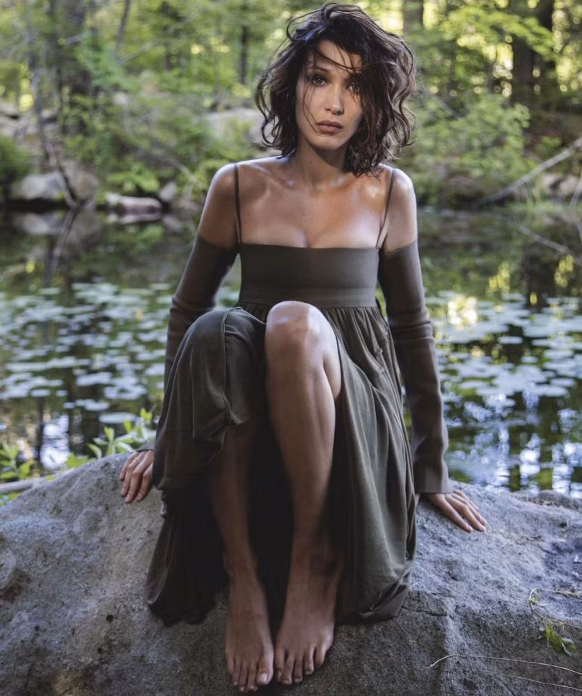 ‘Chân dài’ Bella Hadid quá đỗi gợi cảm trên hàng loạt ấn phẩm Vogue ảnh 28