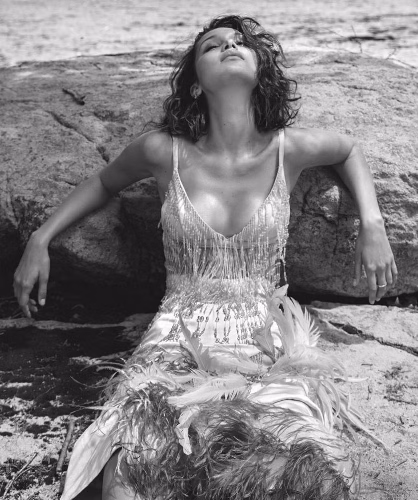 ‘Chân dài’ Bella Hadid quá đỗi gợi cảm trên hàng loạt ấn phẩm Vogue ảnh 27