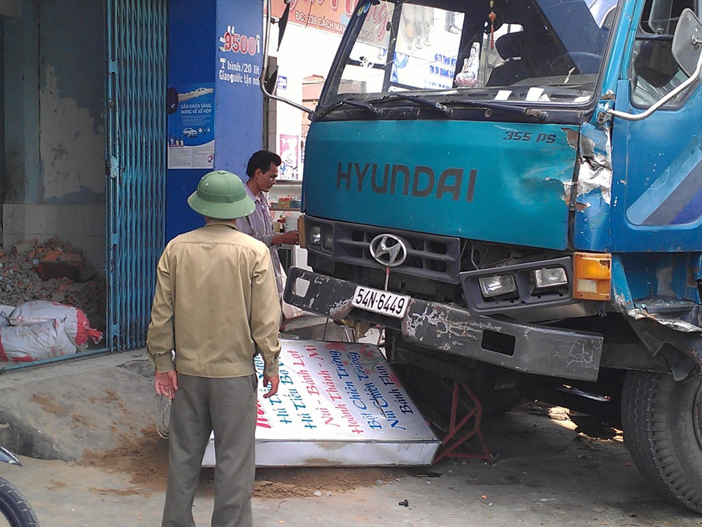 Các công nhân thợ hồ đang sửa chữa căn nhà 230 đường CMT8 tỏ ra rất bàng hoàng lo sợ sau vụ đâm xe máy