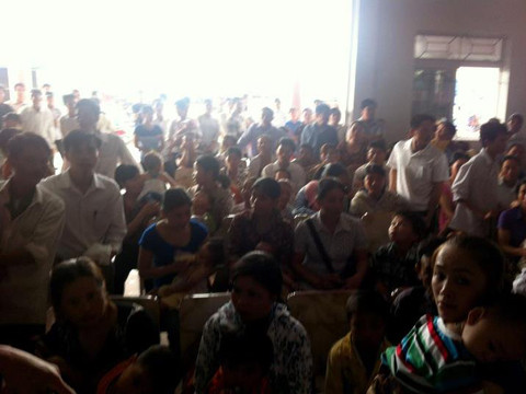 Rất đông phụ huynh mang con tới với Operation Smile để mong chúng có một nụ cười bình thường. Rất đông phụ huynh mang con tới với Operation Smile để mong chúng có một nụ cười bình thường