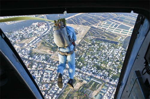 Học viên rời khỏi máy bay với dù chính ở phía sau lưng và dù phụ trước ngực