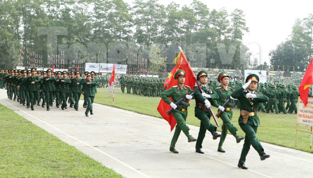 Các khối tiến hành diễu duyệt đội ngũ. Đi đầu là tổ quân kỳ và khối sĩ quan
