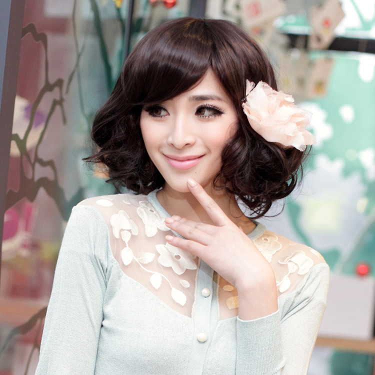 Mái tóc ngang với phần đuôi tóc được uốn xoăn và đánh rối một cách tự nhiên sẽ là phù hợp nhất với những cô nàng công sở. Mái tóc được ép thẳng và ốp vào mặt sẽ phù hợp với những cô gái có gương mặt tròn. Kiểu tóc đơn giản với đuôi tóc ở mang tai dược làm cụp vào trong, ôm lấy gương mặt. Với kiểu tóc này trông bạn thật dễ thương, trẻ trung.