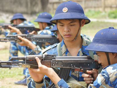 Giờ học bắn súng AK ở tư thế quỳ của chiến sĩ Trung đội 1, Đại đội 1