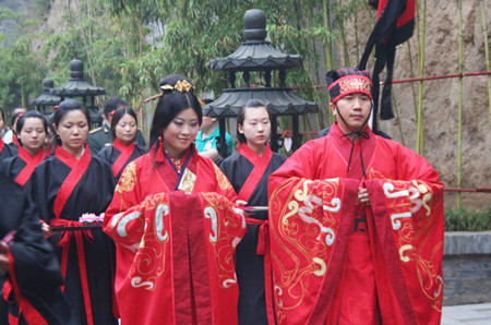 Nghi lễ cưới thực hiện trang trọng