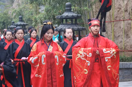 Nghi lễ cưới thực hiện trang trọng