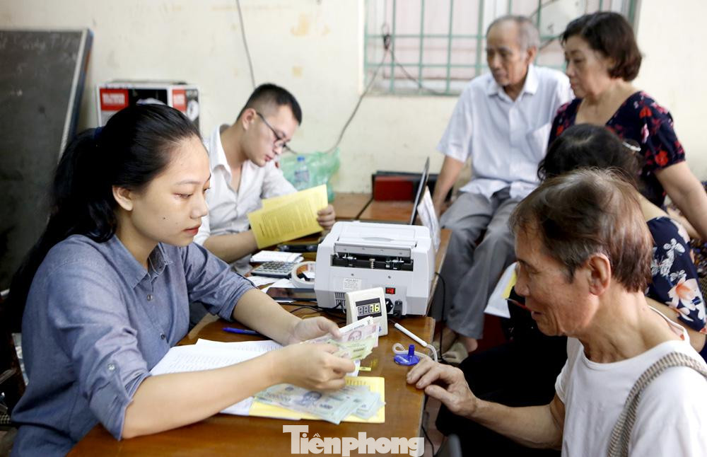 Có thể lùi ngày trả lương hưu, trợ cấp hằng tháng của tháng 8 để trả cả phần lương tăng thêm từ tháng 7 (Ảnh minh họa).