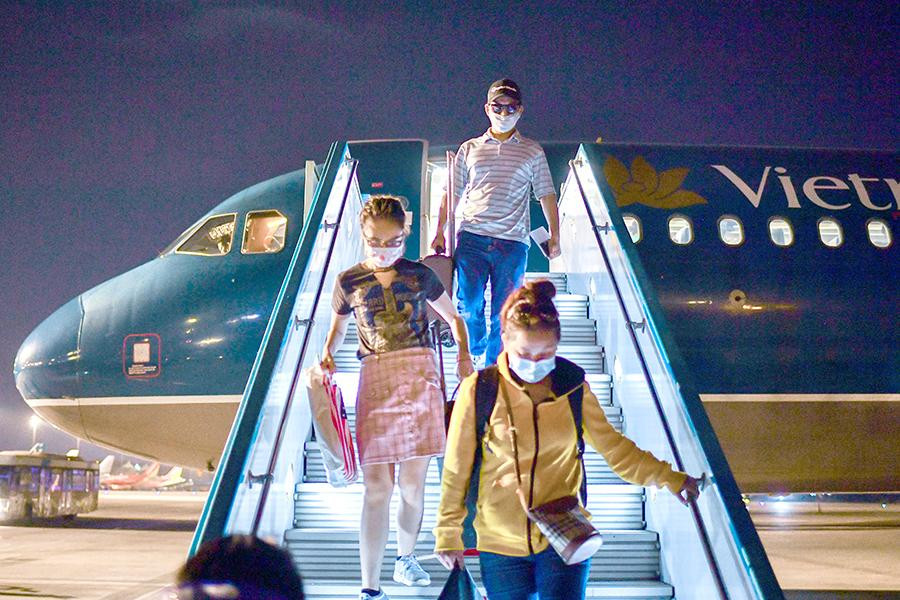 Những hành khách đầu tiên nhập cảnh Việt Nam trên chuyến bay quốc tế thường lệ nối lại với đường bay từ Campuchia về nước ngày 1/1/2022. Những hành khách đầu tiên nhập cảnh Việt Nam trên chuyến bay quốc tế thường lệ nối lại với đường bay từ Campuchia về nước ngày 1/1/2022.