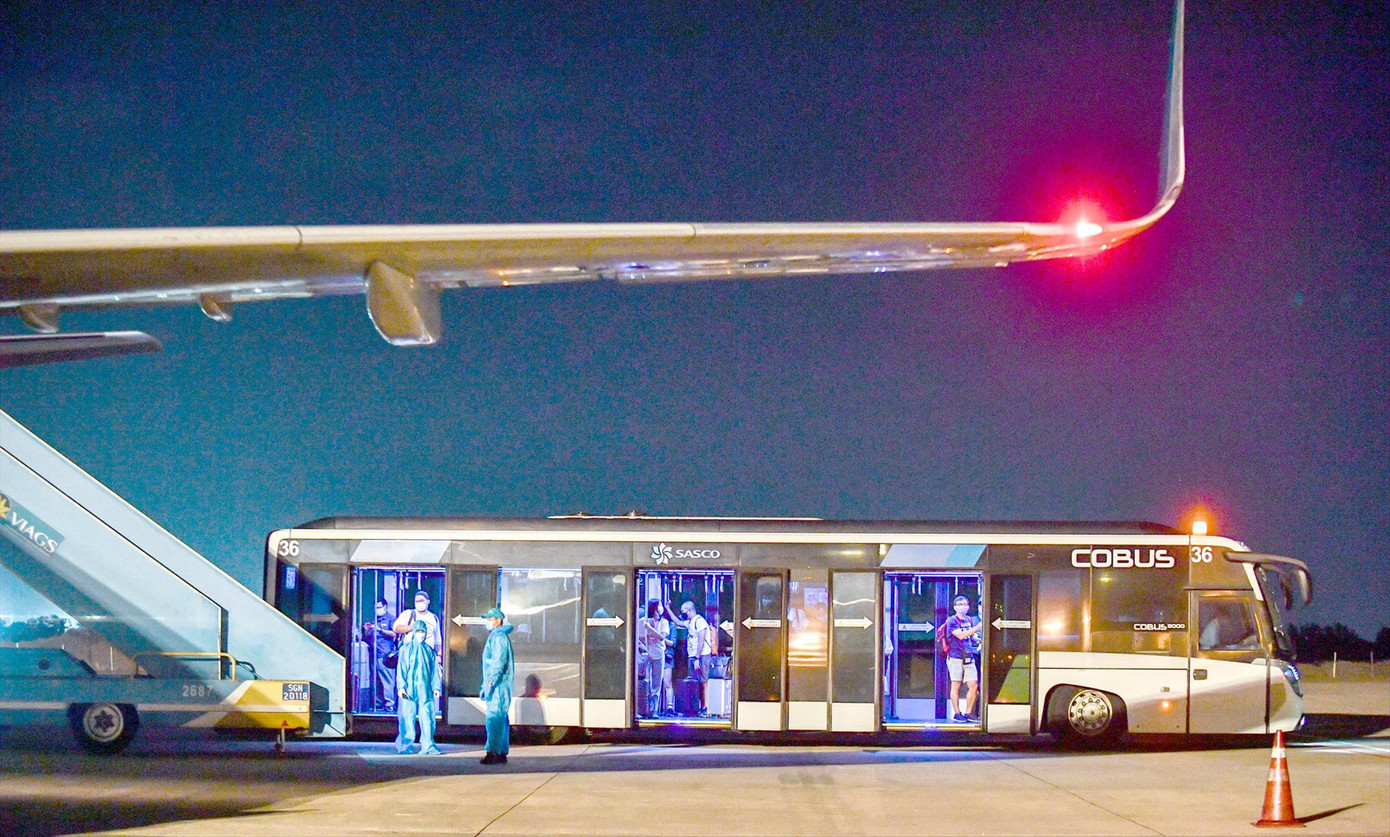 Khách quốc tế tới Việt Nam trên các chuyến bay thường lệ vừa được nối lại.