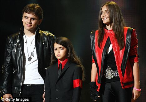 Các con của Jackson trong buổi hòa nhạc tưởng niệm 2 năm ngày mất của anh tại xứ Wales hồi cuối tuần trước